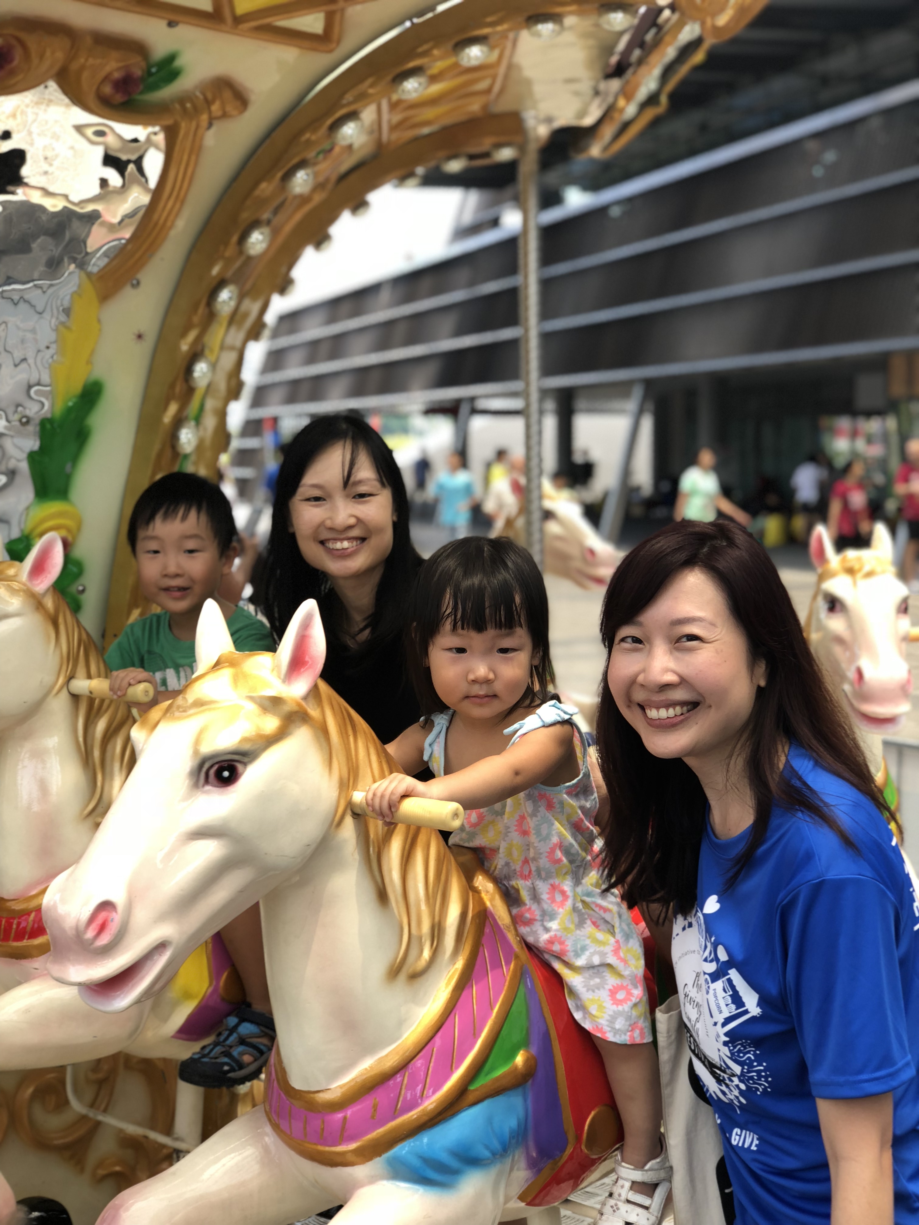 2018.09.01 - Carnival, horse carousell with mummy Camy 2 (good)